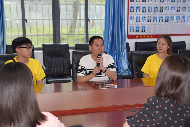 77779193永利官网医学影像学院实践团队与刘秀祥(中)对话交流。唐天富摄